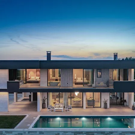 Teulu Villa *